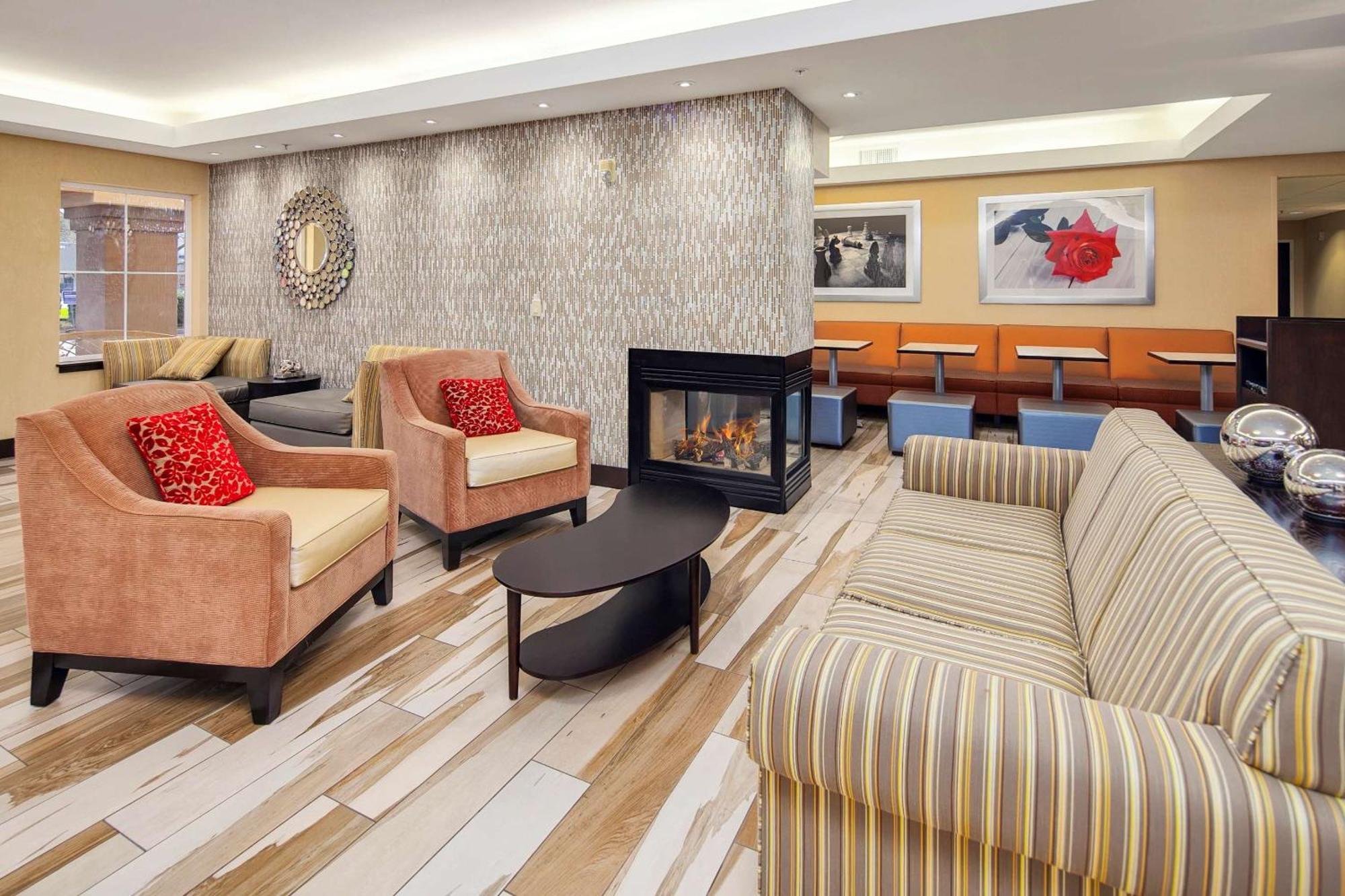 Hampton Inn & Suites Seattle North/Lynnwood Extérieur photo